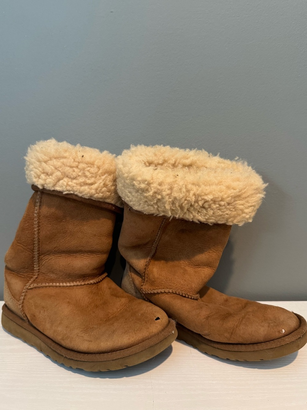 UGG Kids Chestnut Shearling-Cuff Boots hole in toe of boot
